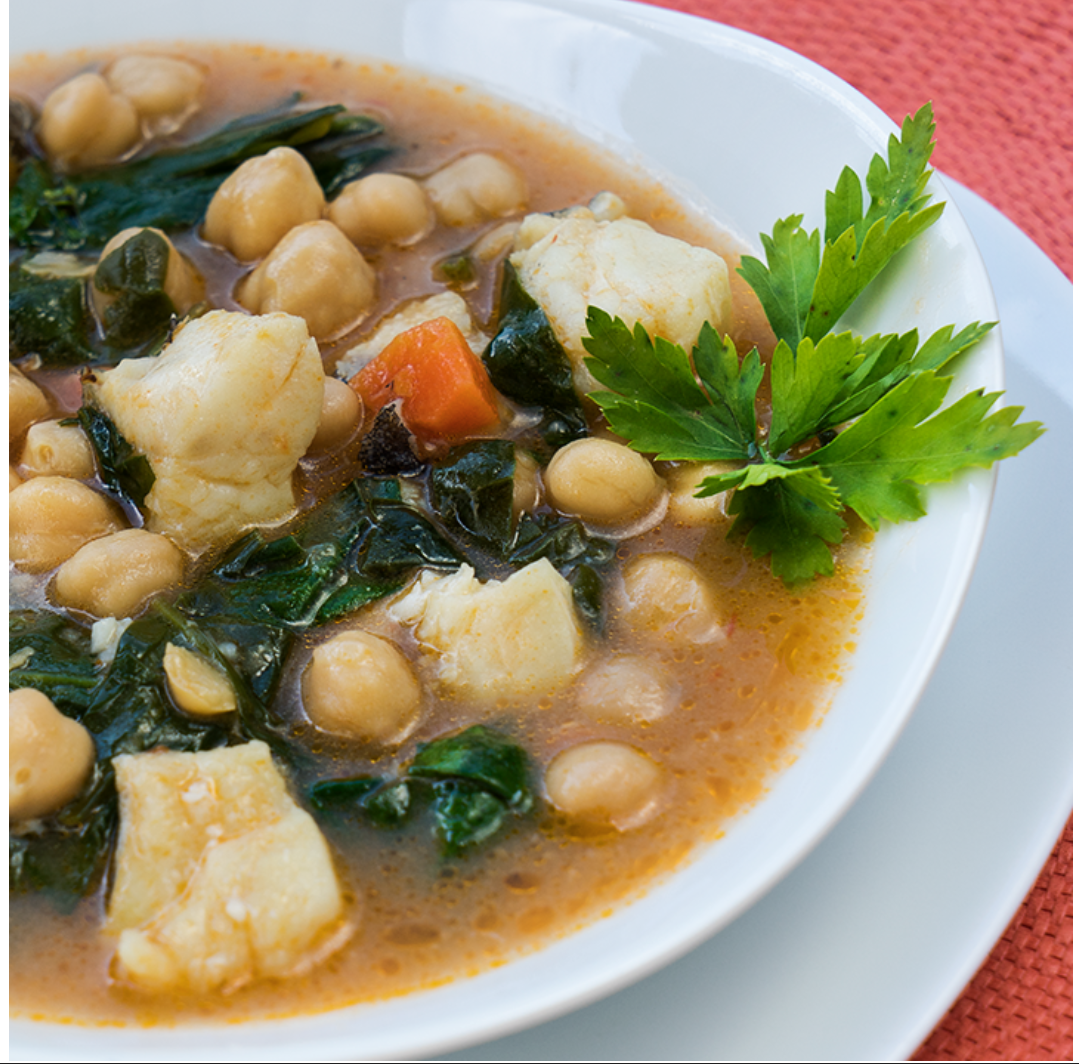 Ensalada de pepino y tomate con potaje de vigilia con bacalao.